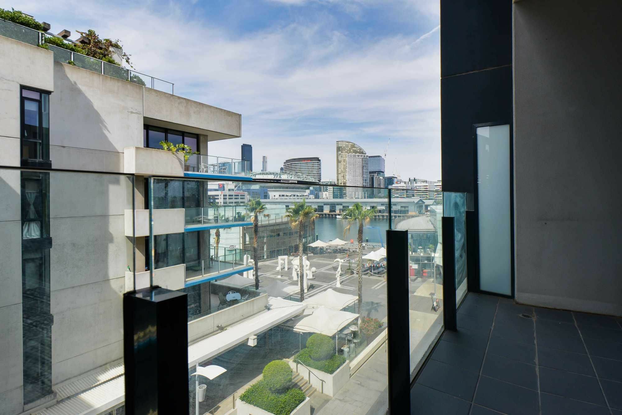 Апартаменты Urbanminder @ Docklands Мельбурн Экстерьер фото